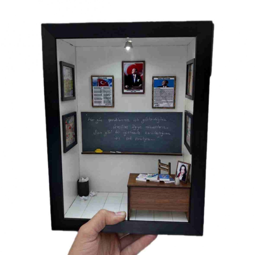 Işıklı Öğretmen Temalı Mini Oda Çerçevesi (5 Fotoğraflı) Işıklı Öğretmen Temalı Mini Oda Çerçevesi (5 Fotoğraflı)