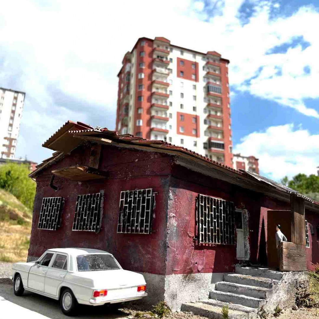 Mahallenin Ortasında Kalan Ev....