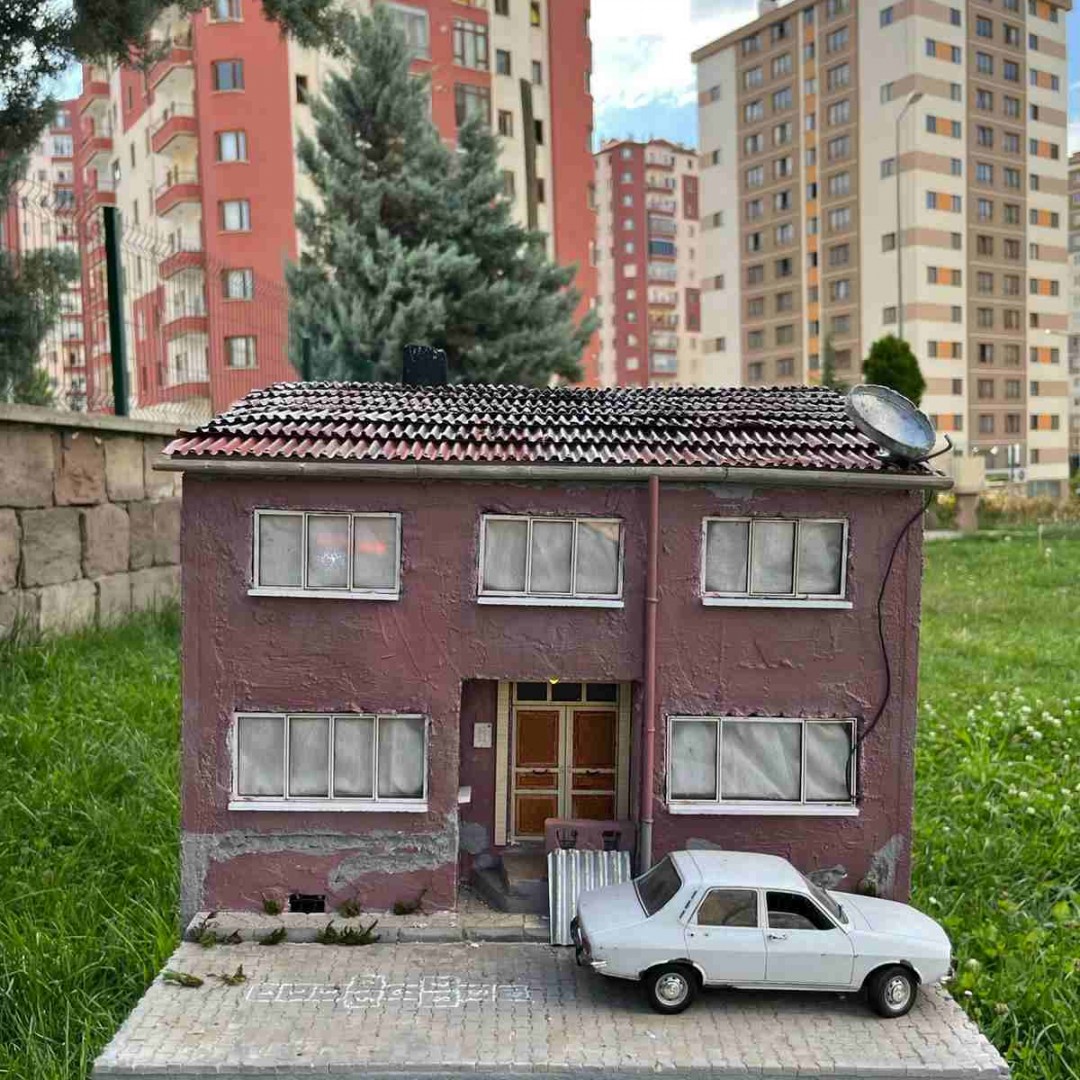 Bir Dönemin İçinde Kalan Ev